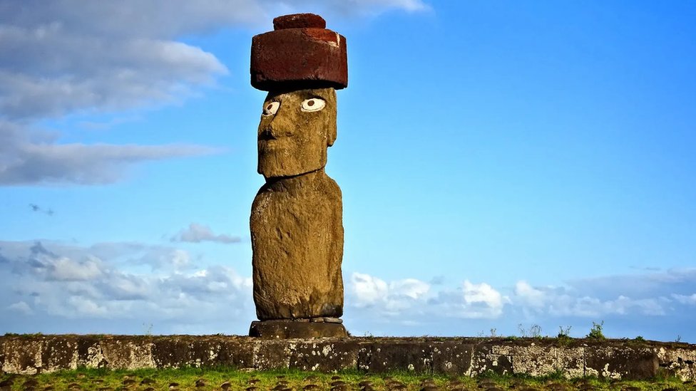 Jedan od moaija koji je bio restauiran, sa koralnim očima i kamenim šeširom koji je bio sačinjen od kamena kao i originalna statua