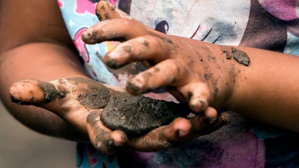 Materijali za gnječenje i mešenje kao što su blato i pesak mogu da pomognu deci da razviju interakciju između čula i pokreta