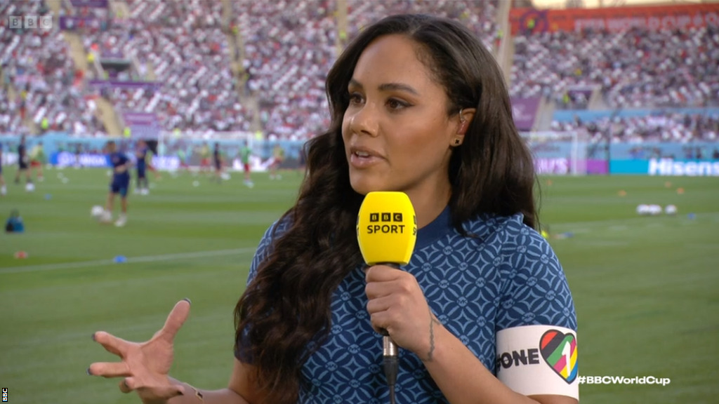 Svetsko prvenstvo u fudbalu: Šest stvari koje su obeležile Mundijal u Kataru 3 BBC pundit Alex Scott wore the OneLove armband prior to England's World Cup opener against Iran