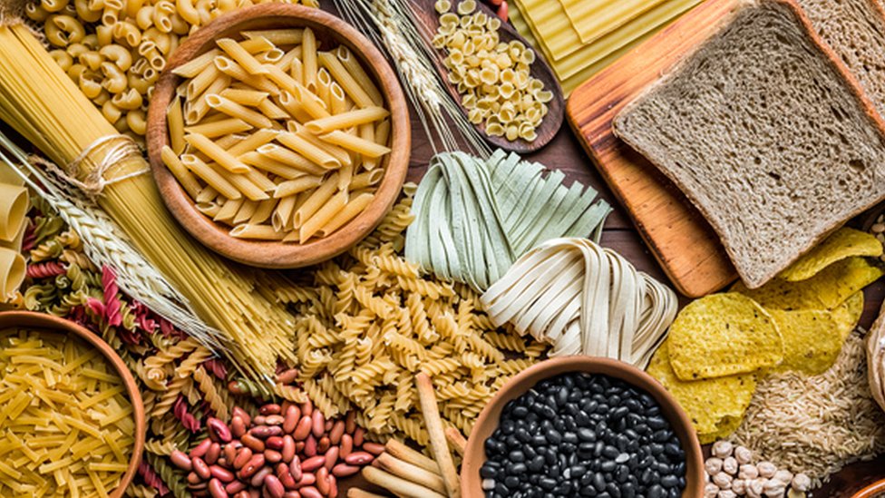 Exemplos de carboidratos, como massas e pães