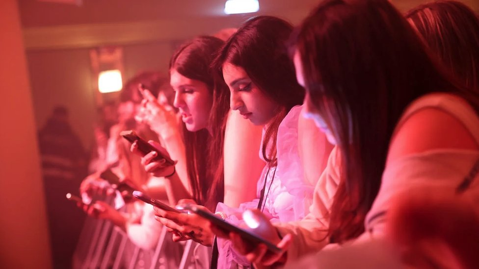 Deca i tehnologija: Kada detetu dozvoliti mobilni telefon 1 tinejdžeri u izlasku