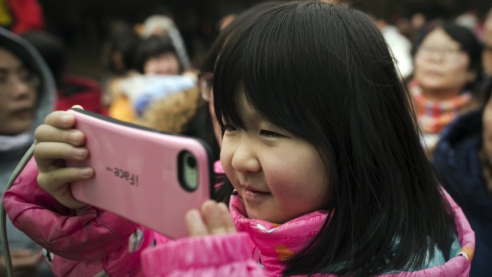 Deca i tehnologija: Kada detetu dozvoliti mobilni telefon 2 Slabi su dokazi o tome kada je zaista pravo vreme za davanje telefona detetu, ali postoje i oni ključni trenuci kada su rizici povišeni