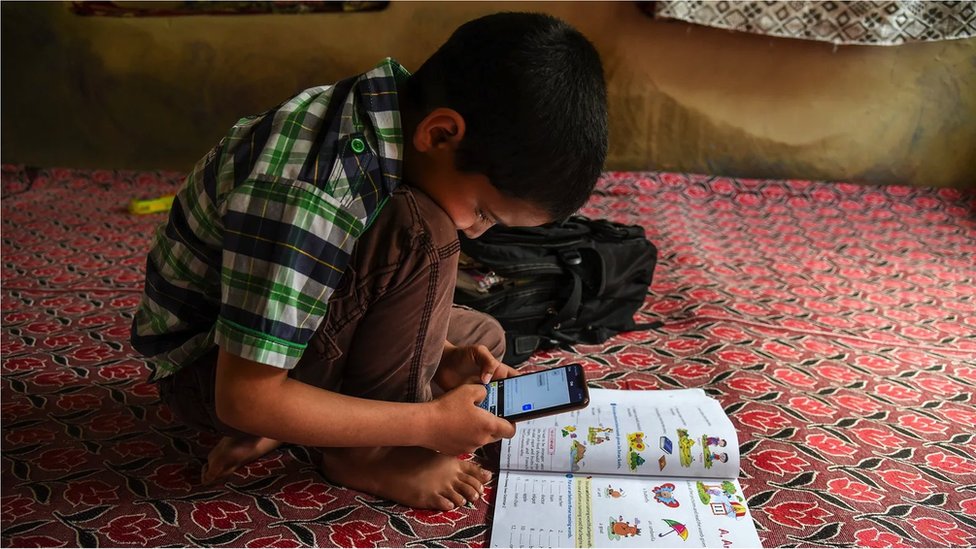 Tokom pandemije mobilni telefoni su predstavljali najvažniji metod pomoću kojeg su deca pohađala onlajn nastavu od kuće