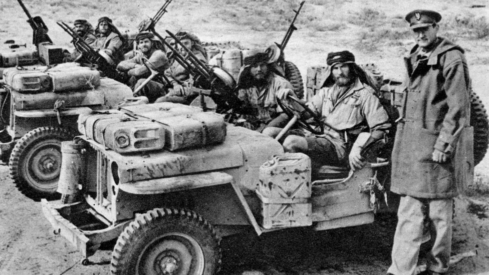 Velika Britanija i Drugi svetski rat: Dejvid Stirling - buntovni vojnik koji je oformio SAS 1 Colonel David Stirling with a patrol of Special Air Service (SAS) men in the Middle East. Date: 1944