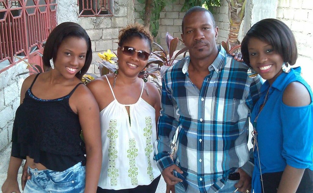 Srednja Amerika i kriminal: Kako izgleda prestonica Haitija, koja je postala talac brutalnih bandi 9 Jean Simson Desanclos with his wife and two daughters