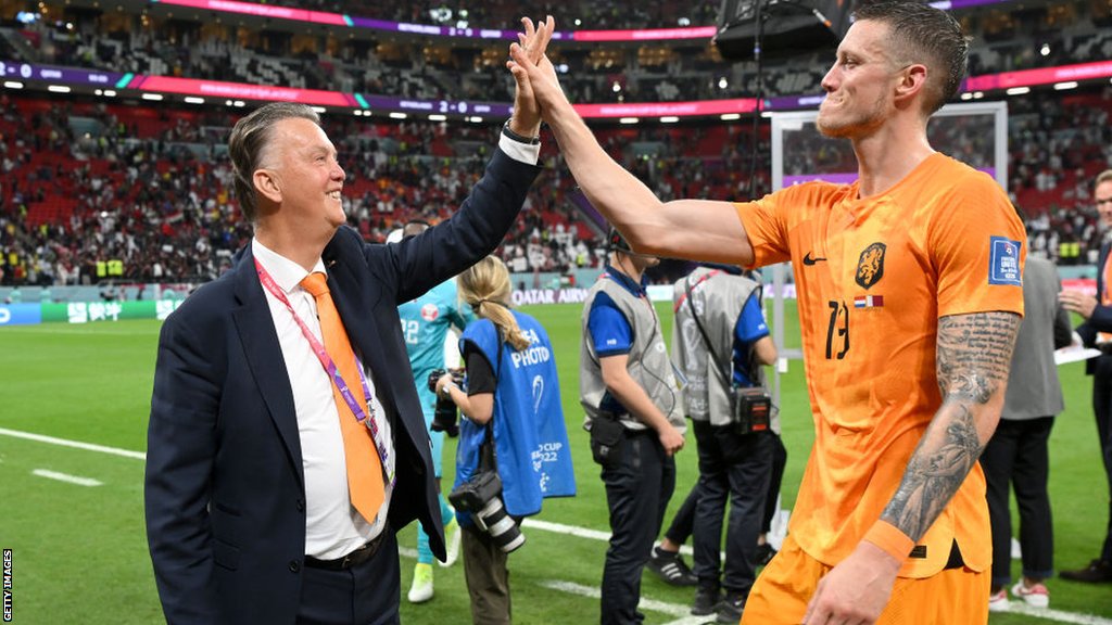 Svetsko prvenstvo u fudbalu 2022: Tajna borba selektora Holadije Luja van Gala sa rakom 3 Louis van Gaal and Wout Weghorst