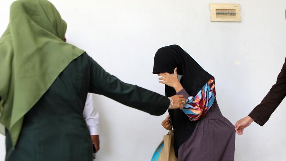 Indonezija i zakoni: Protesti protiv kazne zatvora za seks van braka 2 A woman in Aceh, Indonesia, before being caned in November for having sex outside of marriage. Aceh province already has strict laws against sex outside marriage