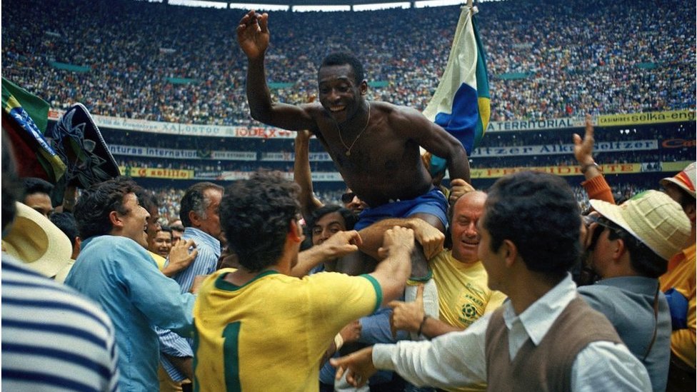 Pele: Moja sećanja na „Kralja fudbala“ 3 Pele carried by the crowd after winning the 1970 World Cup