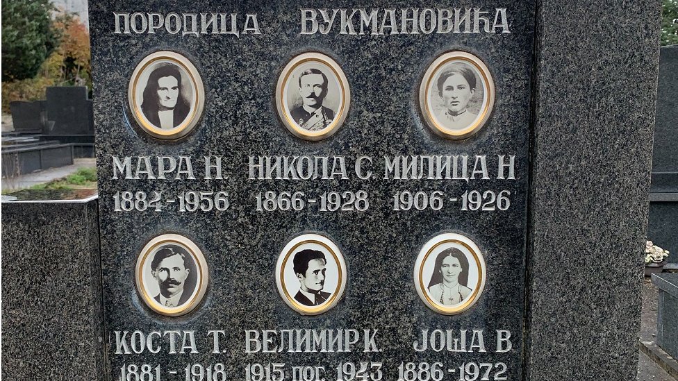 Porodična grobnica, desno je grob Tempa i supruge, levo spomenik Luki