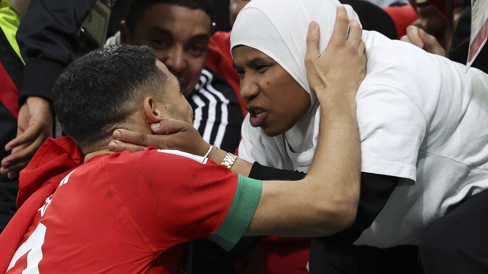 Svetsko prvenstvo u fudbalu: Šest stvari koje su obeležile Mundijal u Kataru 5 Ašraf Hakimi i majka, Maroko