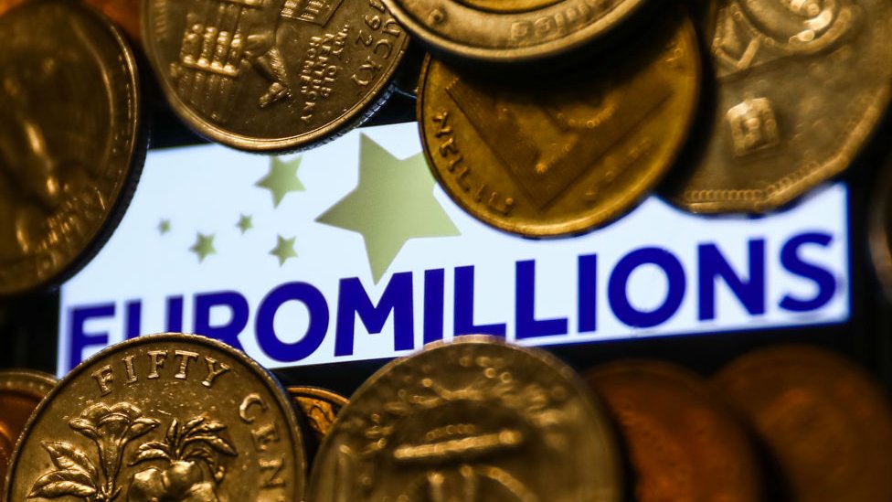 Lutrija i igre na sreću: Meštani sela u Belgiji osvojili 143 miliona evra 1 Euromillions logo and coins