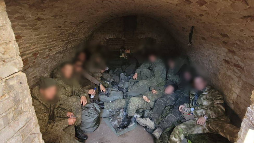 Rusija i Ukrajina: „Tukli su mi sina jer je odbijao da se bori", tvrdi otac ruskog vojnika 2 Russian troops in a basement