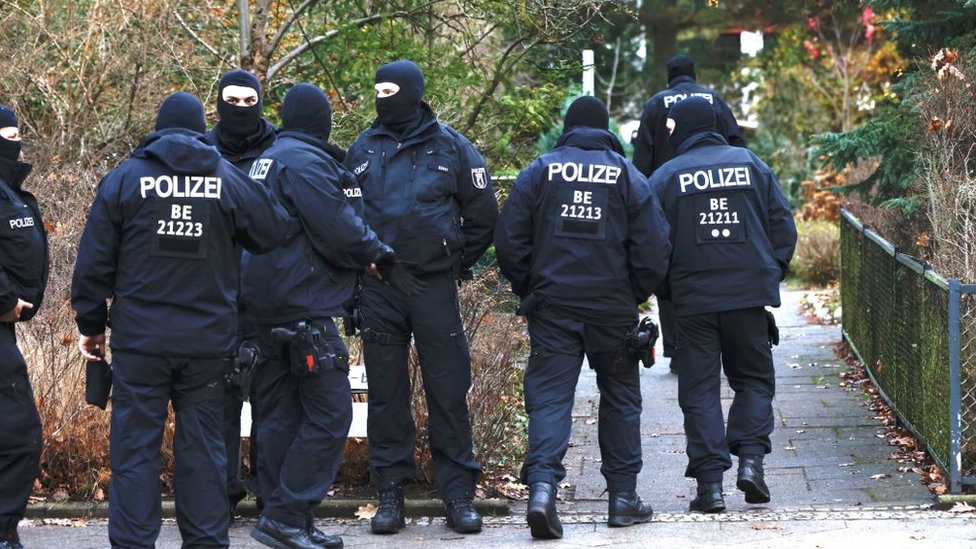 Nemačka, politika i teorije zavere: Ko su ekstremisti optuženi za pokušaj državnog udara 3 German police outside a raided property in Germany, 7 December 2022