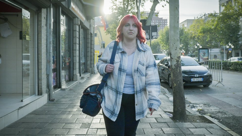 Balkan i tradicija: Poslednje virdžine u Albaniji, žene kjoje su pristale da žive kao muškarci 3 Valerjana walking on a street in Tirana