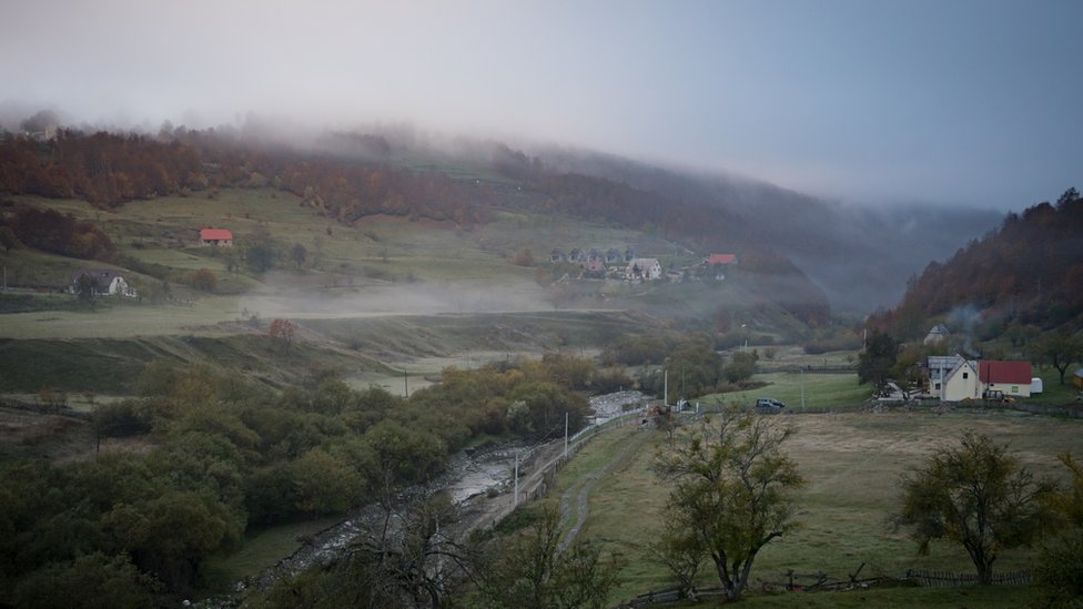 Balkan i tradicija: Poslednje virdžine u Albaniji, žene kjoje su pristale da žive kao muškarci 4 Misty valley landscape with a few houses
