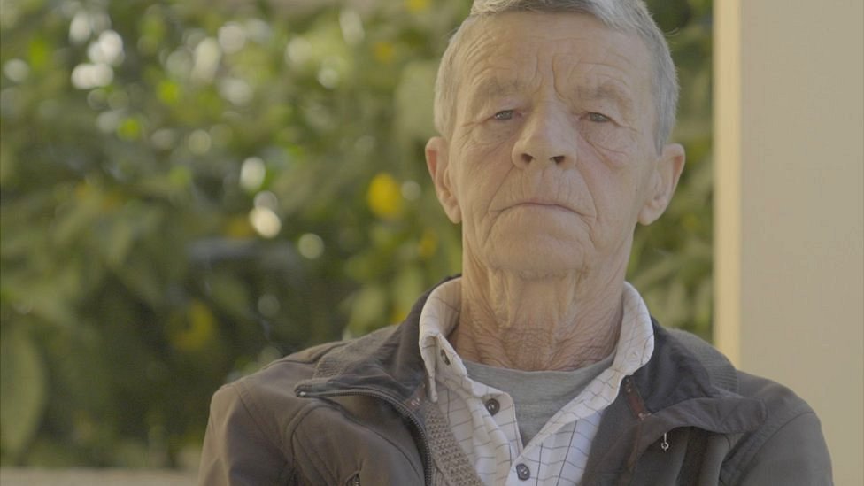 Balkan i tradicija: Poslednje virdžine u Albaniji, žene kjoje su pristale da žive kao muškarci 5 Drande looking in to the camera