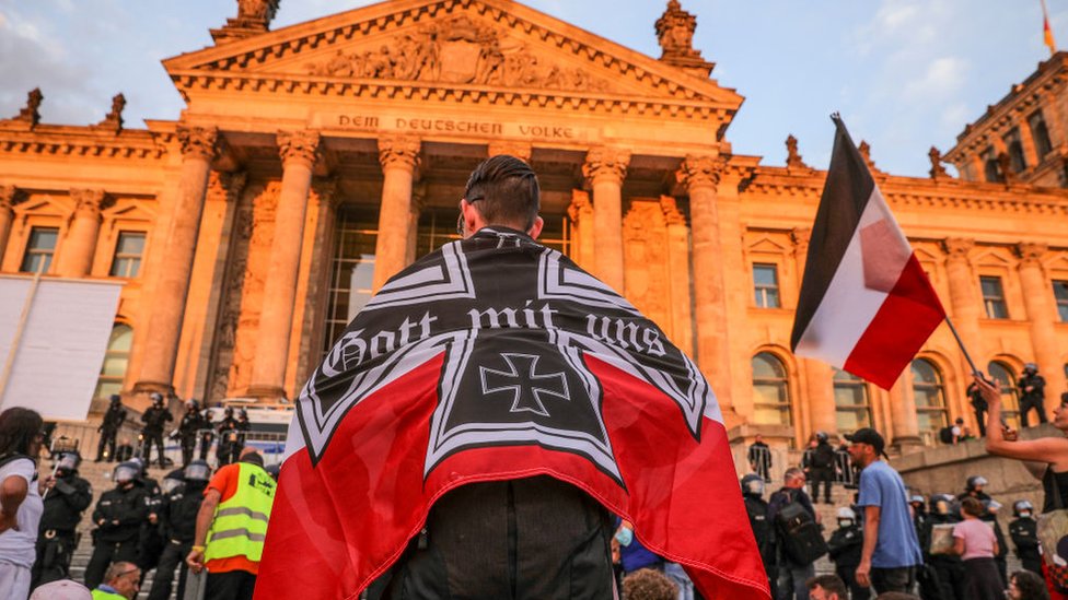 Nemačka, politika i teorije zavere: Ko su ekstremisti optuženi za pokušaj državnog udara 8 Protesters outside the Reichstag in August 2020