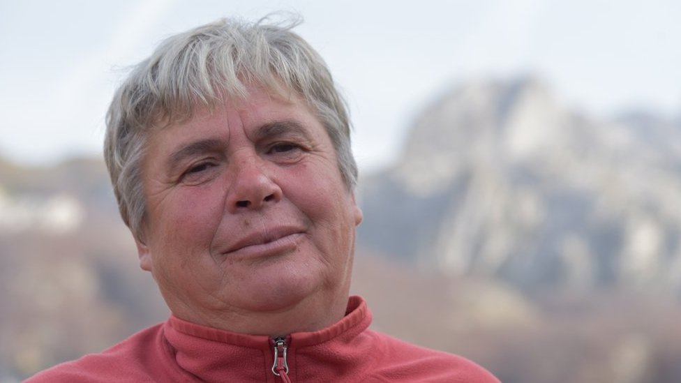 Balkan i tradicija: Poslednje virdžine u Albaniji, žene kjoje su pristale da žive kao muškarci 1 Gjystina standing in front of the mountains