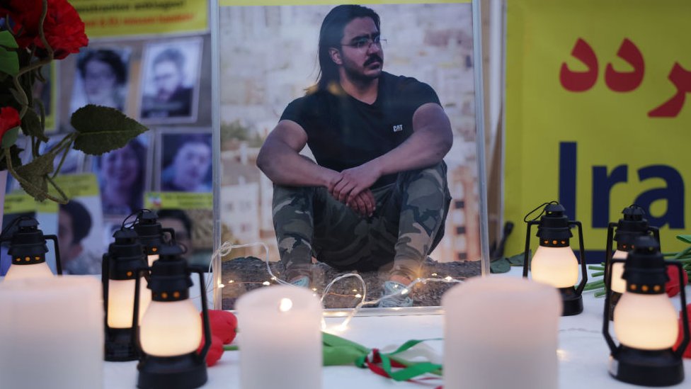 Protesti u Iranu: Ko je osuđen na smrt 1 A photograph of Majid Reza Rahnavard, 23, executed by hanging