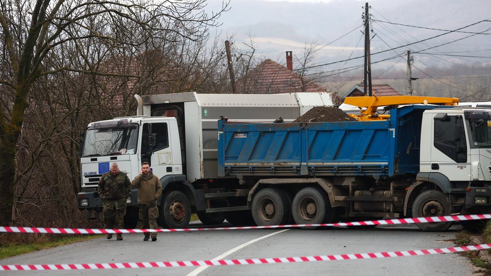 Kosovo i Srbija: Putevi na severu i dalje blokirani, SAD protiv povratka srpskih snaga, ko treba da ukloni barikade 3 blokade, kosovo