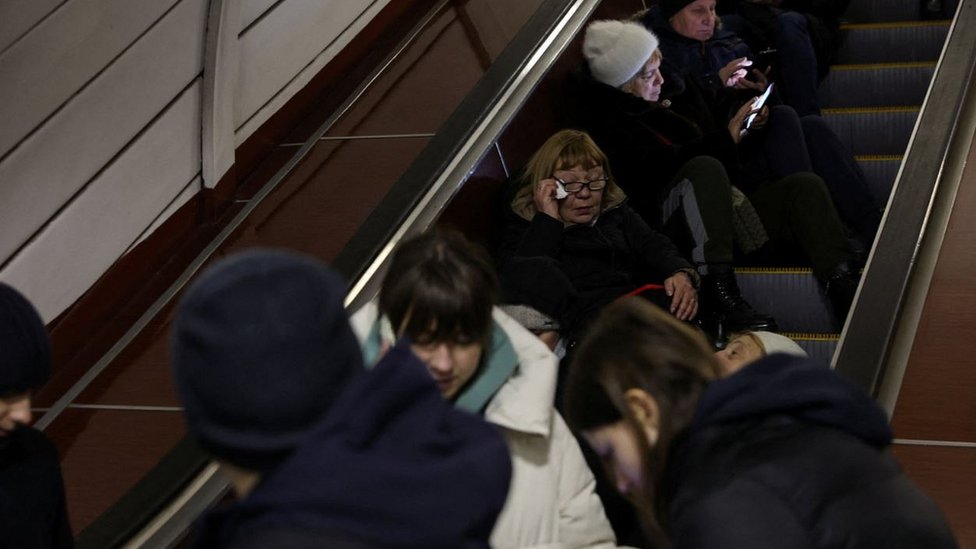 Rusija i Ukrajina: Eksplozije odjekuju Kijevom, gradonačelnik kaže da Rusi ponovo napadaju dronovima 1 People sheltering in Kyiv metro (5 Dec 22)