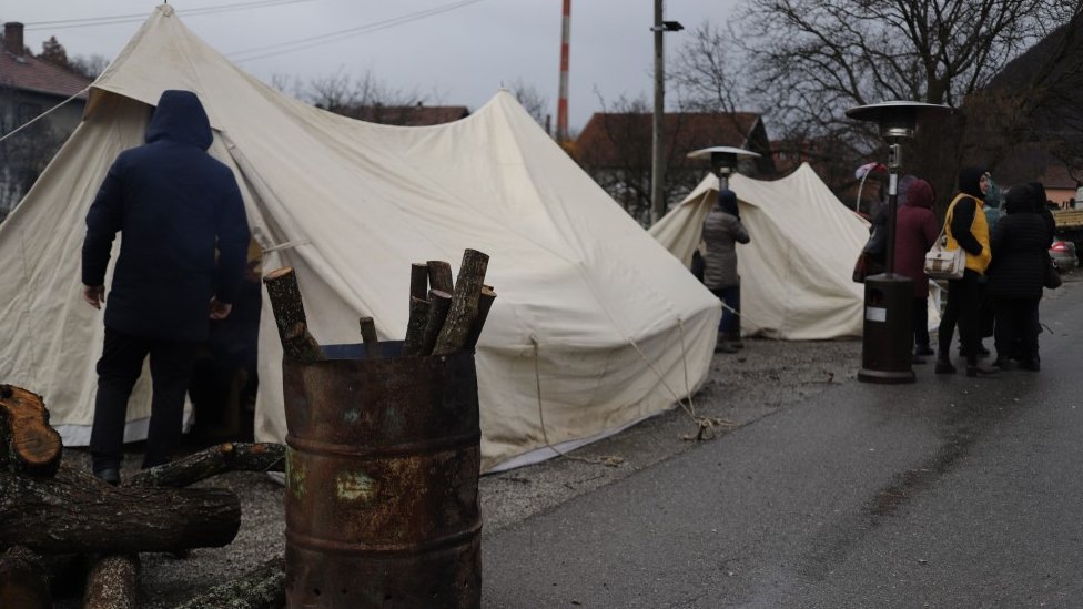 Kosovo i Srbija: Uhapšen još jedan Srbin na Kosovu, sedmi dan blokada saobraćajnica, Srbija traži povratak srpskih snaga 2 Kosovo, blokade