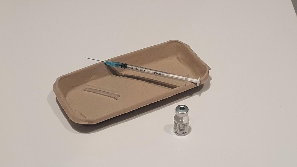 Tray, syringe and vaccine