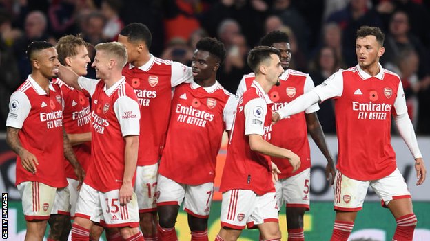 Fudbal i Engleska: Arsenalov povratak u budućnost i reč titula koja se sve glasnije izgovara 1 Arsenal players celebrate scoring at Wolves