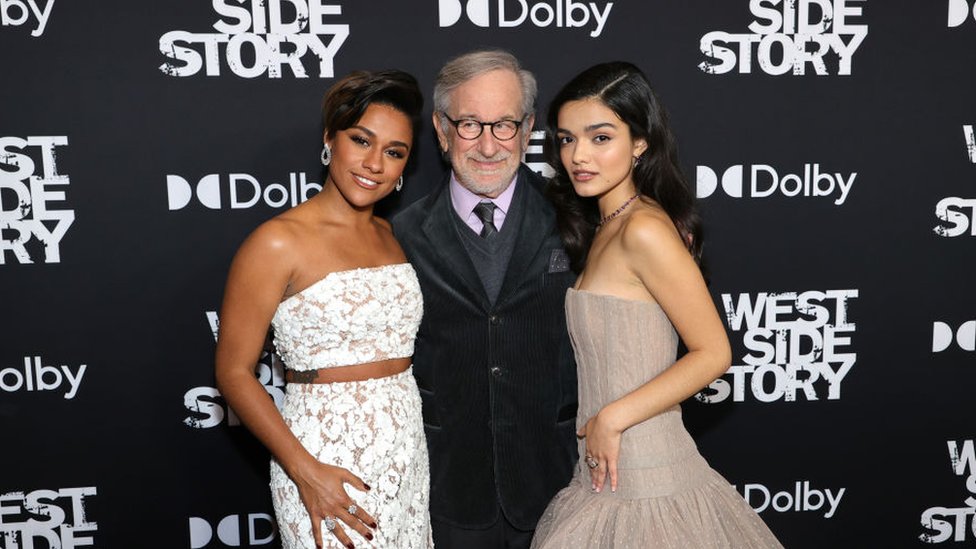 Holivud i životinje: Režiser Stiven Spilberg se kaje zbog filma Čeljust, jer je doprineo padu populacije ajkula 2 Steven Spielberg with West Side Story cast