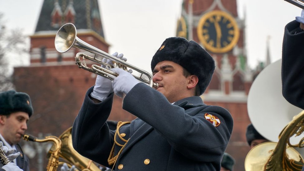Rusija i Ukrajina: Moskva šalje muzičare na front u Ukrajini da podigne moral vojsci 1 A member of a Russian military band