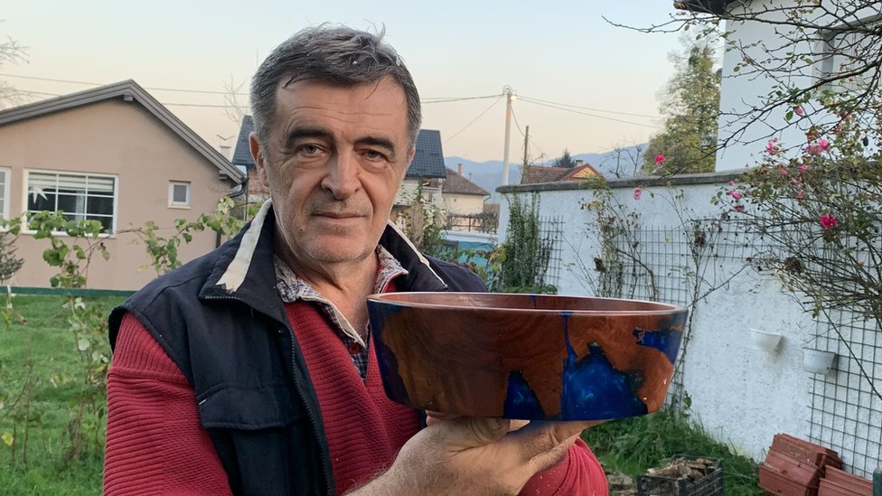 Rat u Bosni i Hercegovini: Amir Reko kao priča o raspadu Jugoslavije ili kako je jedan čovek i heroj i izdajica 3 Reko pravi činije od drveta i epoksidne smole iz hobija