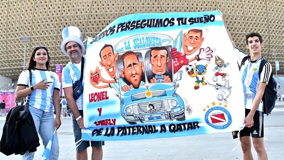 Svetsko fudbalsko prvenstvo: Kako se kovala La Skaloneta - priča o drugom Leu koji je zaludeo Argentinu 3 Hinchas sostienen un cartel de la "Scaloneta"