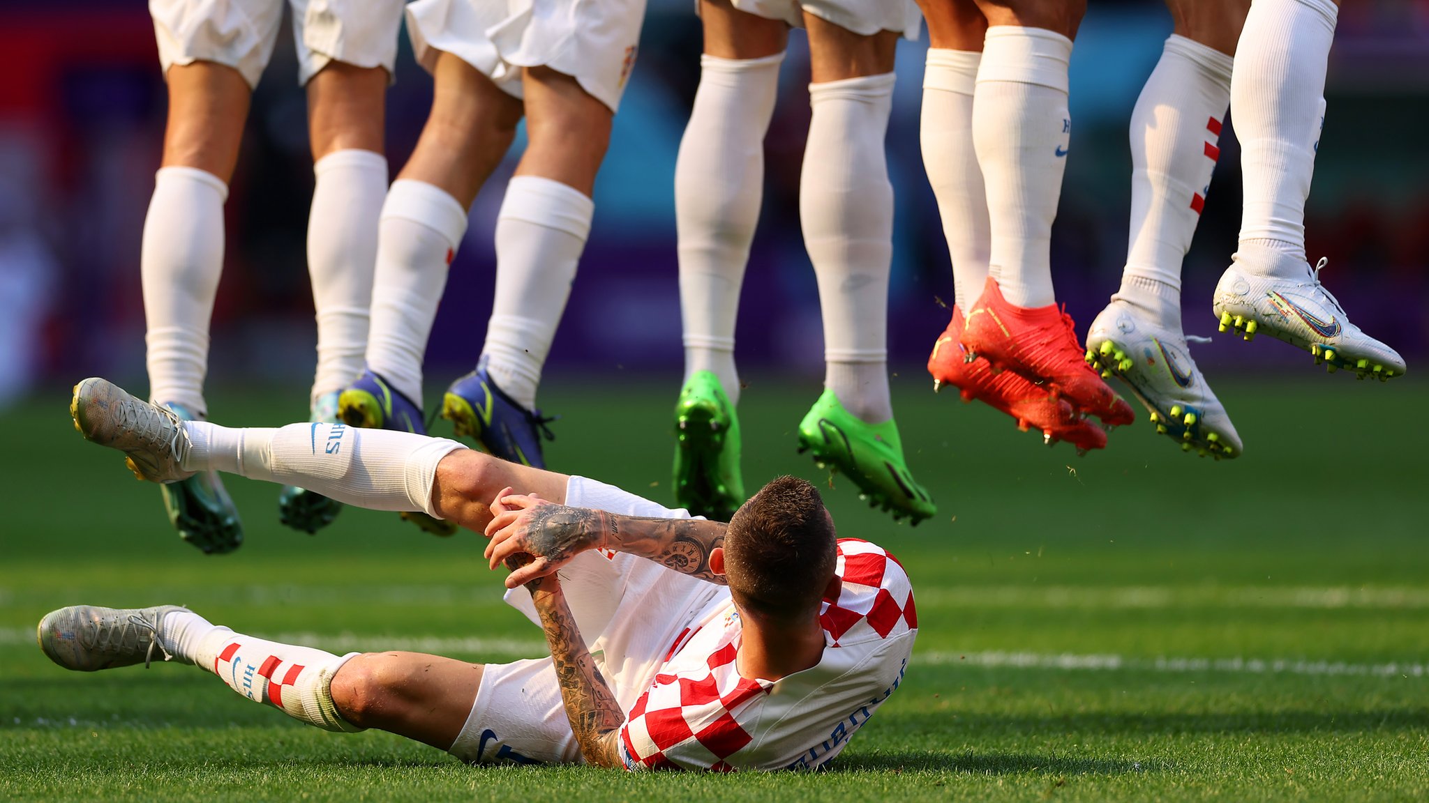 Marcelo Brozović leži na zemlji da bi blokirao slobodan udarac na utakmici protiv Maroka (foto: Lars Baron)