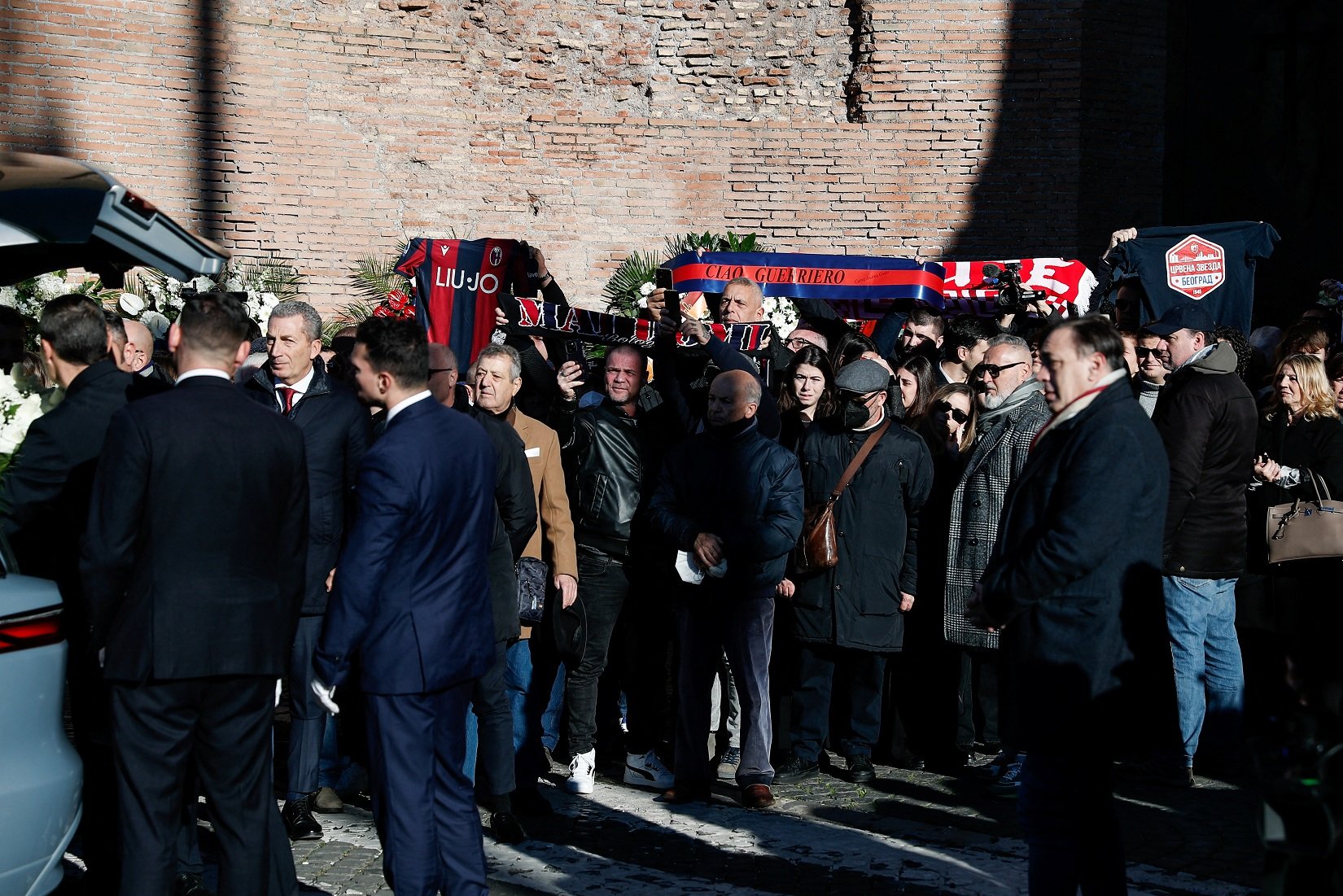 Sahrana Siniše Mihajlovića: Poslednji pozdrav legendarnom levonogom bombarderu 2 Sahrana Siniše Mihajlovića