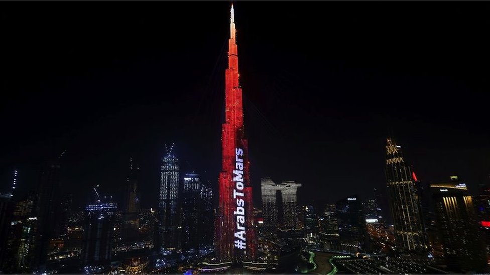 Burdž Kalifa je bila osvetljena crvenim bojama dok se približavalo vreme da Misija na Mars Ujedinjenih Arapskih Emirata uđe u orbitu