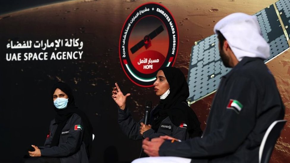 Svemirska istraživanja: Kako su Ujedinjeni Arapski Emirati napravili letelicu za Mars iz prvog pokušaja 8 Hesa Al Matruši (sredina) sada je glavna naučnica misije Nada, koja otkriva nove uvide u vremenske prilike na Marsu