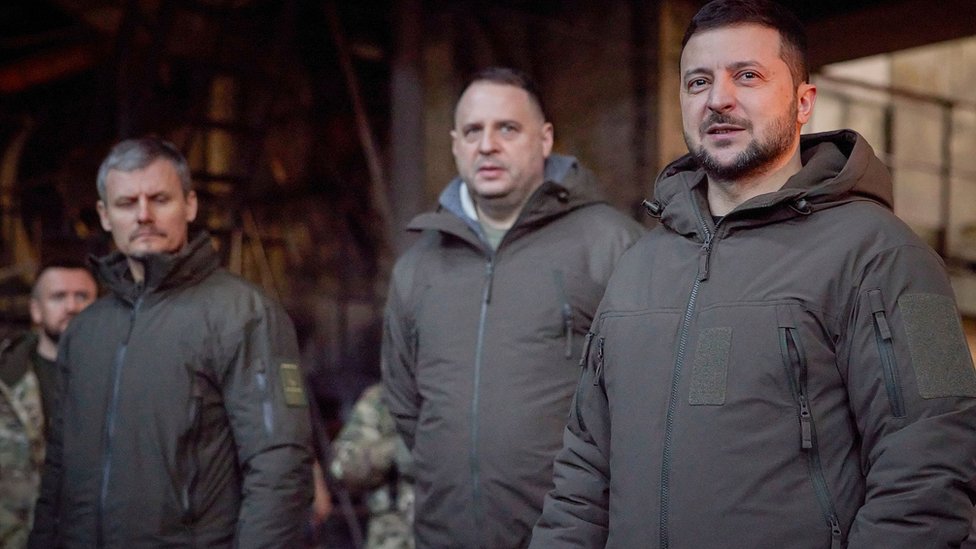 Vladimir Zelenskiй (na foto sprava) v Bahmute 20 dekabrя 2022 goda