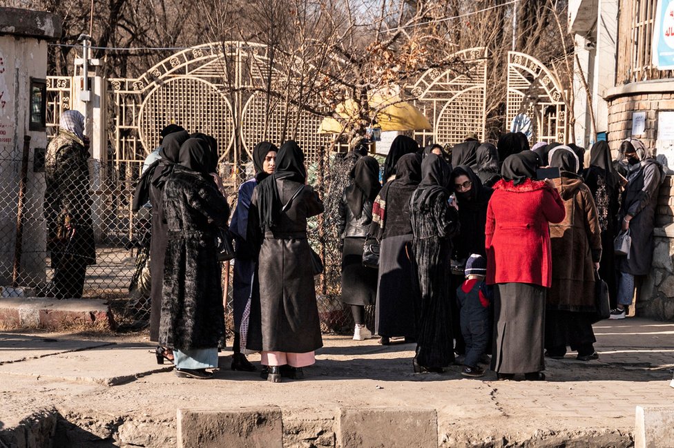 Avganistan i ljudska prava: Talibani uhapsili pet žena na protestima zbog zabrane pohađanja fakulteta 1 Afghan female university students stop by Taliban security personnel stand next to a university in Kabul on December 21, 2022.