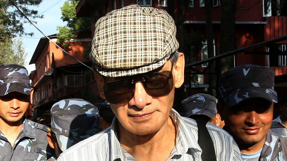 Kriminal: Serijski ubica Zmija, Čarls Sobhraj, pušten iz zatvora u Nepalu 1 French serial killer Charles Sobhraj (C) is guided by Nepalese policemen towards a waiting vehicle after a court hearing in Kathmandu on May 31, 2011