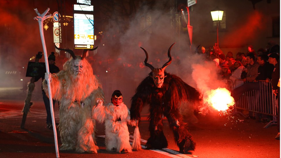 Nova godina i praznici: Ko je Krampus, zla verzija Deda Mraza 3 Pessoas fantasiadas de Krampus