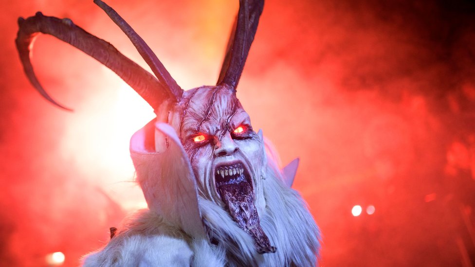 Nova godina i praznici: Ko je Krampus, zla verzija Deda Mraza 1 Homem fantasiado de Krampus