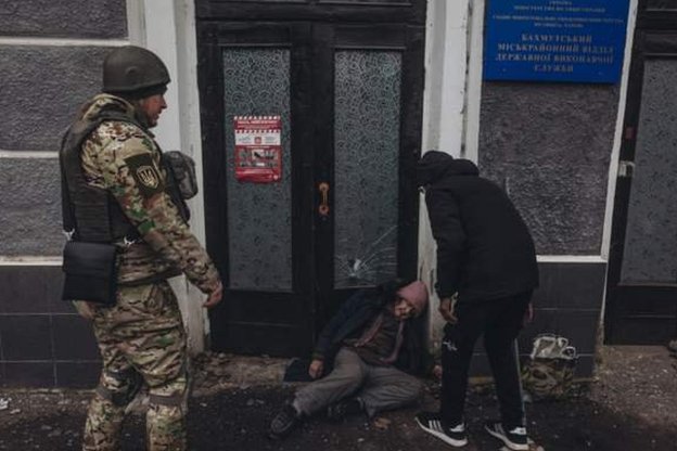 Rusija i Ukrajina: Novi ruski napad na Herson, najmanje 10 mrtvih - Rusija nema dovoljno municije za ofanzivu, tvrde britanski obaveštajci 7 Vojnik i dobrovoljac žure da pomognu ženi koja je pala u ulici Bakhmut