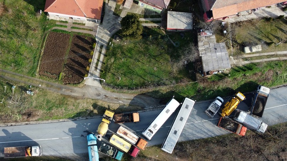 Kosovo i Srbija: Vučić zamolio Srbe da se povuku sa barikada na severu Kosova, bivši policajac Pantić stigao kući 6 Kosovo, barikade