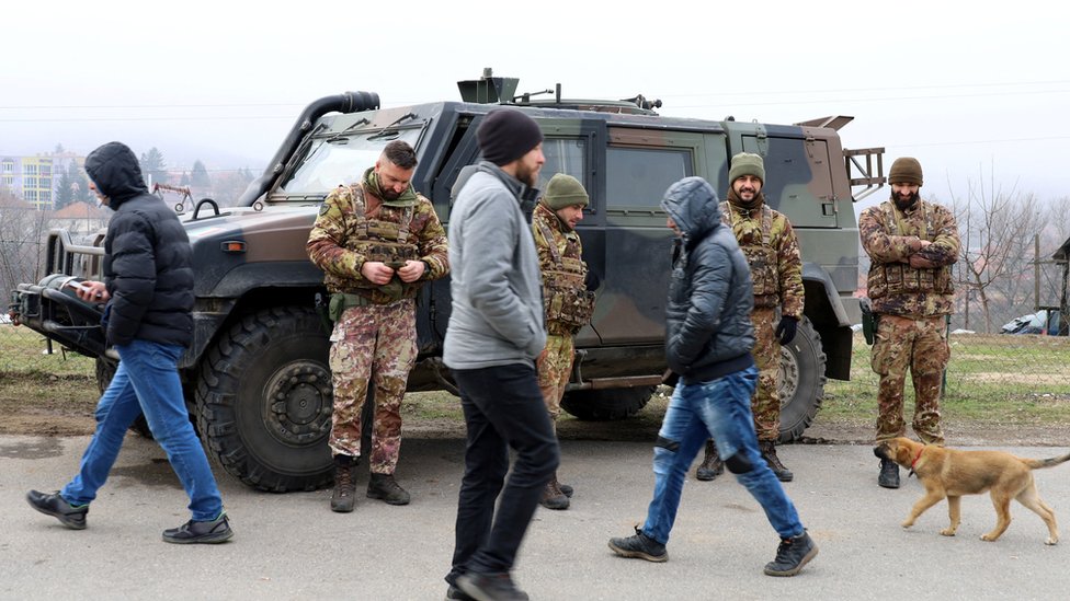 Kosovo i Srbija: Počelo uklanjanje barikada na severu Kosova, ukinuto stanje povišene borbene gotovosti srpskih snaga 8 Kosovo, barikade