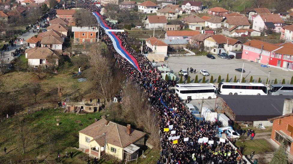 Kosovo i Srbija: Vučić zamolio Srbe da se povuku sa barikada na severu Kosova, bivši policajac Pantić stigao kući 8 Kosovo, Srbi, protest