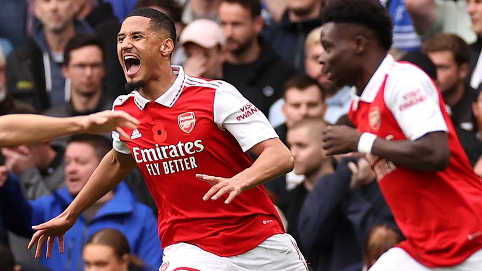 Fudbal i Engleska: Arsenalov povratak u budućnost i reč titula koja se sve glasnije izgovara 5 Arsenal's players celebrate scoring at Chelsea