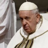 Papa Franja tokom božićne mise osudio „glad ljudi za bogatstvom i moći“ 5