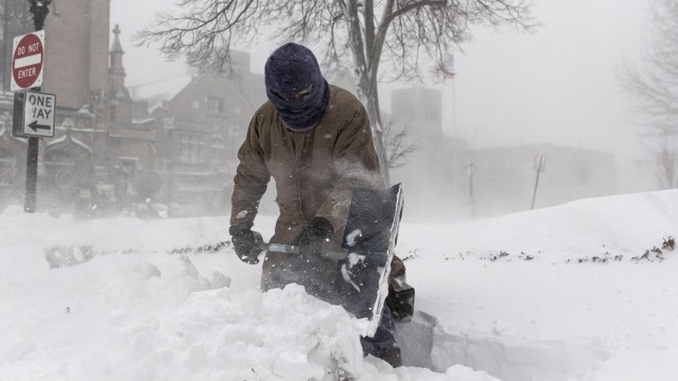 Vremenske nepogode i Severna Amerika: Ciklon bomba odneo više od 60 života, hiljade ljudi bez struje 4 A man shovels snow to clear passage in Buffalo, New York state. Photo: 24 December 2022