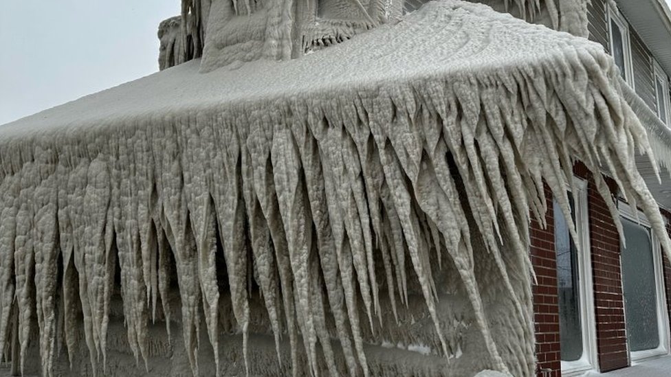 Vremenske nepogode i Severna Amerika: Ciklon bomba odneo više od 60 života, hiljade ljudi bez struje 3 A restaurant covered in ice from the spray of Lake Erie waves in Hamburg, New York state. Photo: 24 December 2022