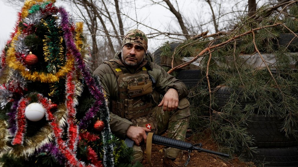 Rusija i Ukrajina: Novi napadi u Donbasu, Zelenski u božićnoj poruci pozvao sunarodnike na istrajnost 1 vojnik sa jelkom